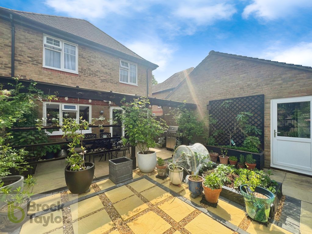 Property photo 2 of 18 Garden..