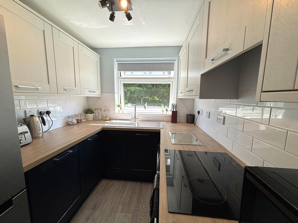 Property photo 3 of 10 Kitchen