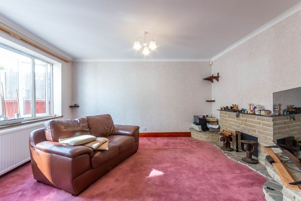 Property photo 3 of 11 Lounge