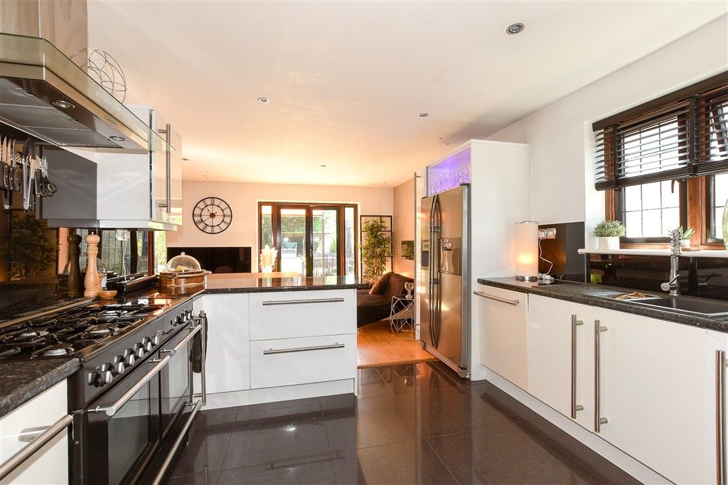 Property photo 3 of 14 Kitchen