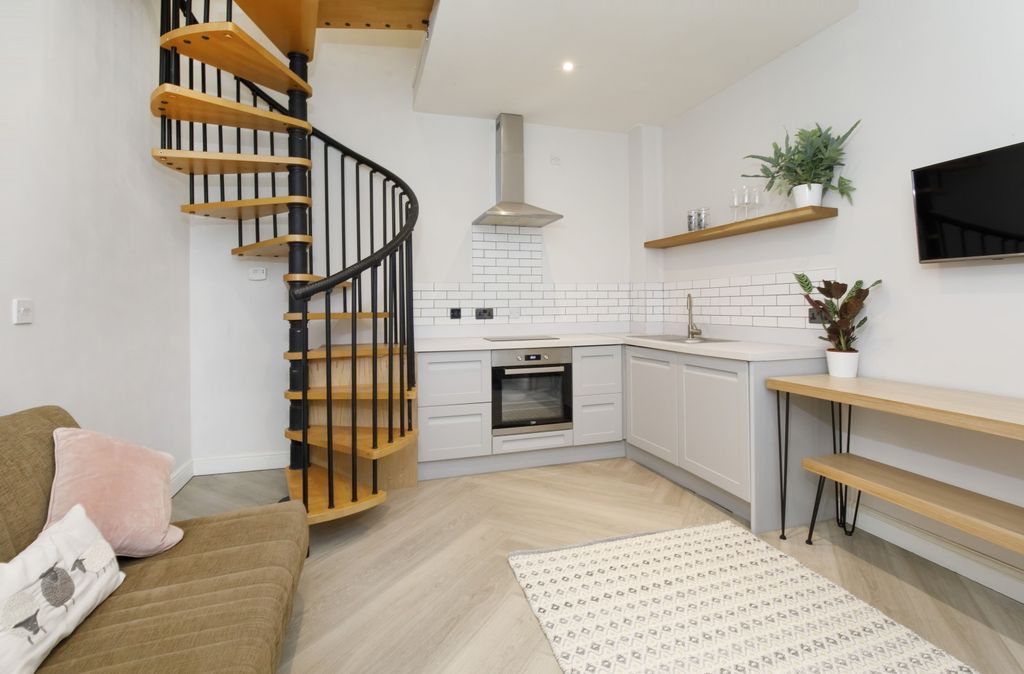 Property photo 2 of 13 I83A7075