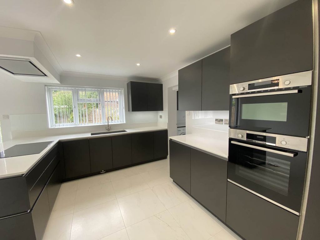 Property photo 3 of 16 Image00018