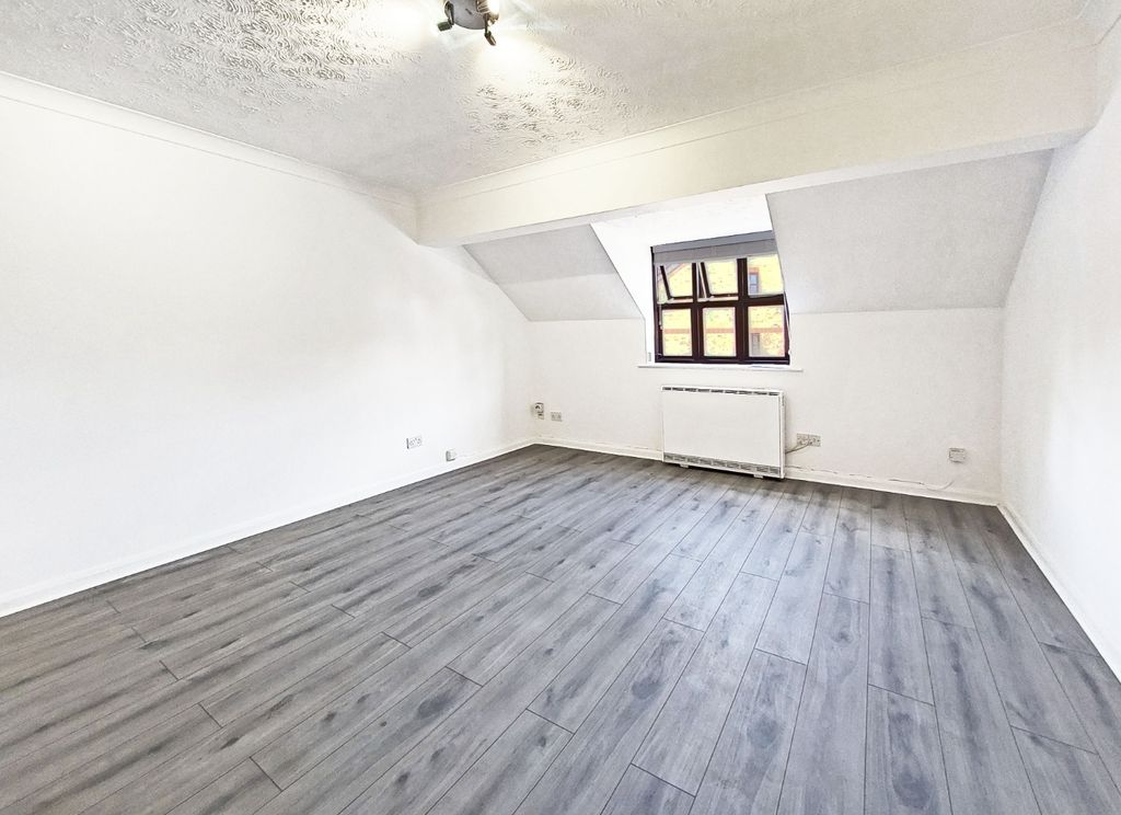 Property photo 2 of 8 4565802
