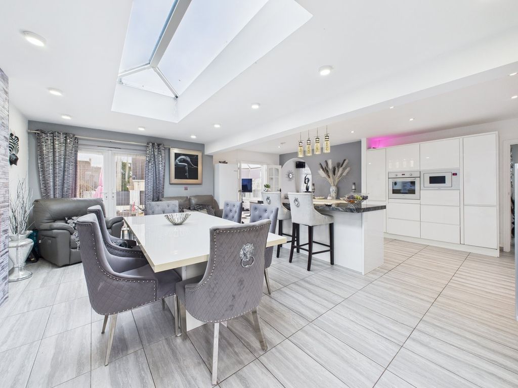 Property photo 3 of 27