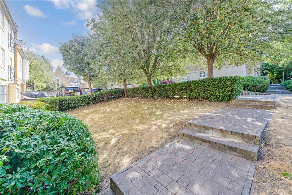 Property photo 2 of 10 Communal Gardens