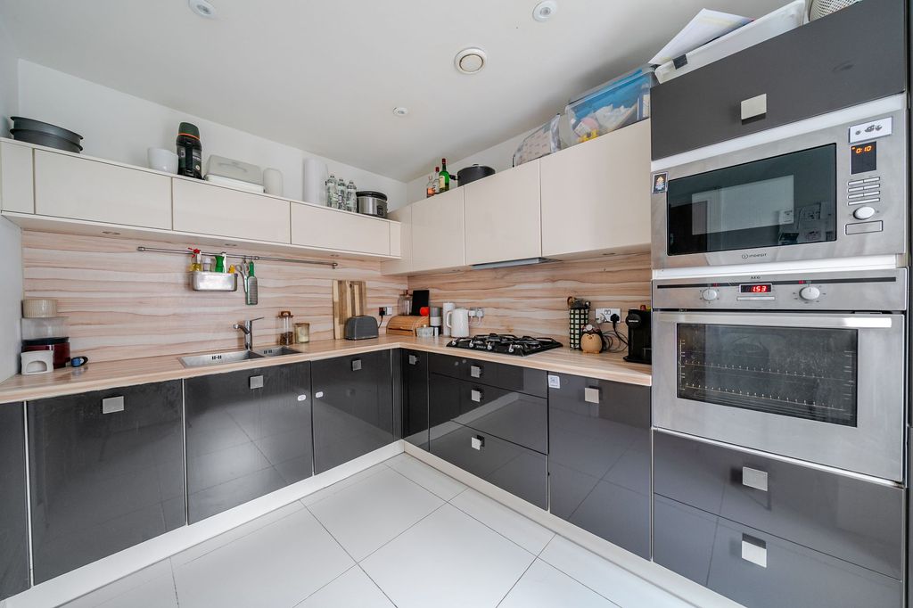 Property photo 3 of 17 Kitchen