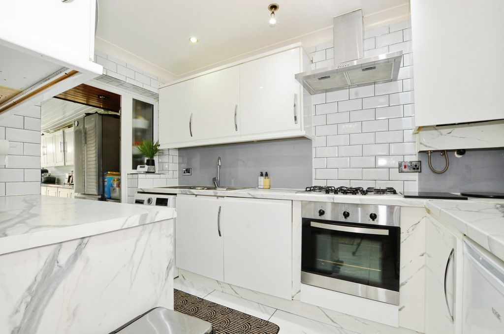 Property photo 3 of 20 Kitchen