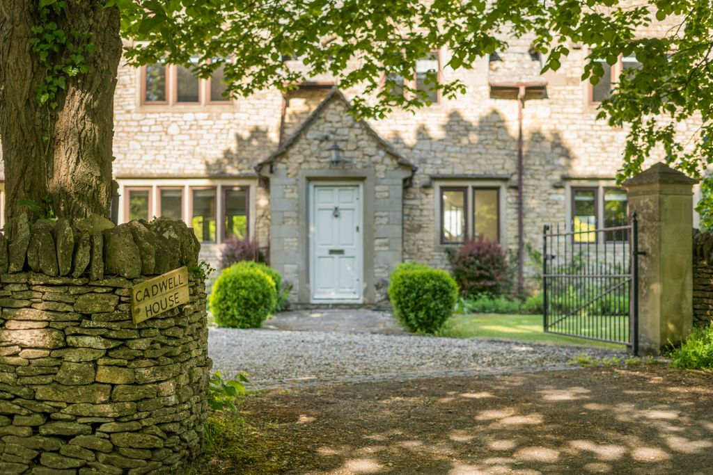 Property photo 1 of 20 Front Facade  &amp; Entrance