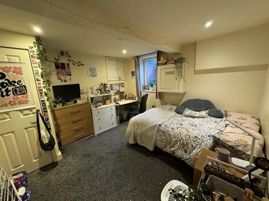 Property photo 3 of 8 A Cozy And Well-Kept Double Bedroom Featuring A Co...