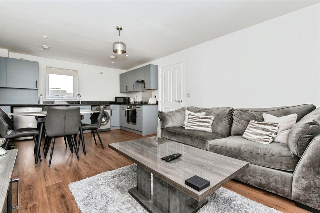 Property photo 3 of 16 Lounge