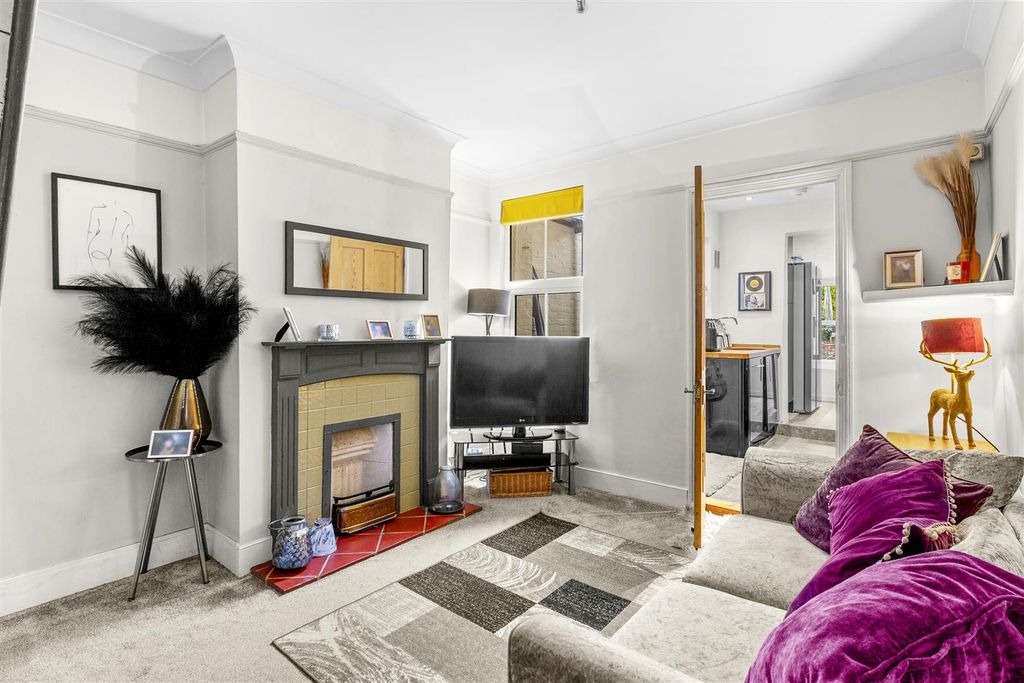 Property photo 2 of 13 107 Amersham Road, Hp13 5Ad-6.Jpg