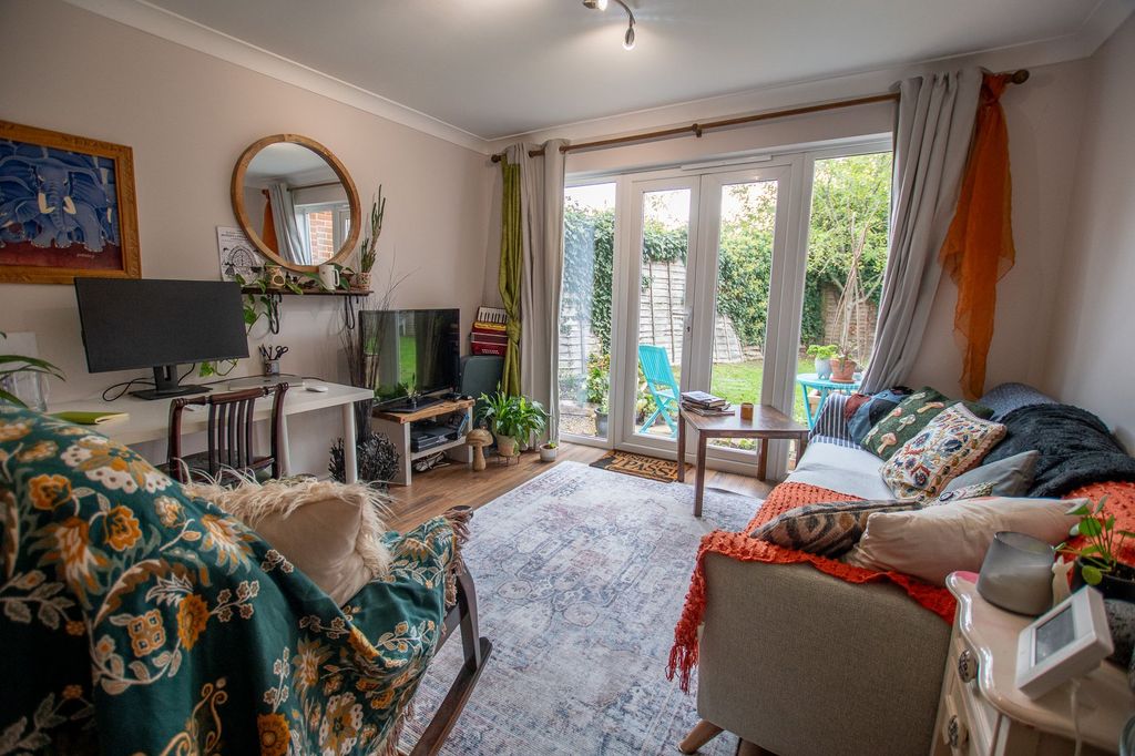 Property photo 2 of 8 Lounge