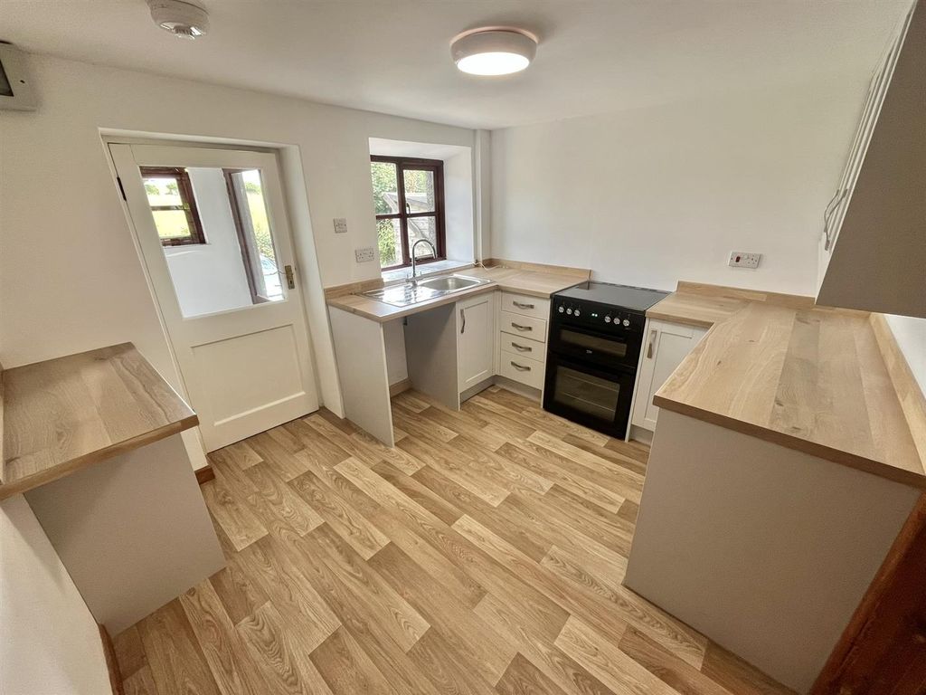 Property photo 2 of 19 Kitchen