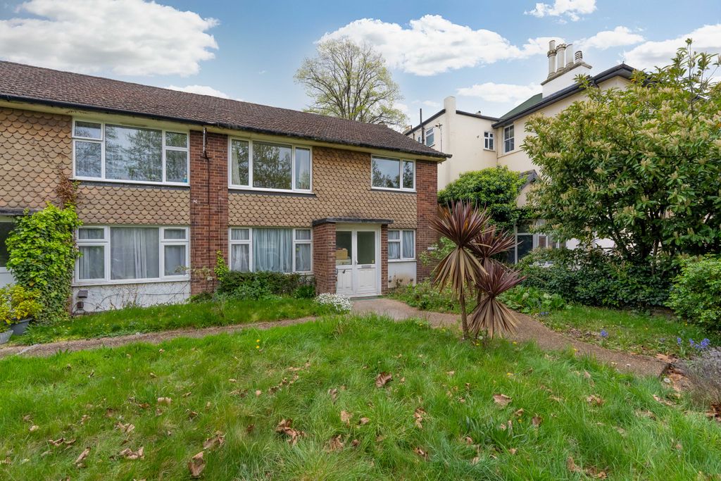 Property photo 1 of 8 2 Ravenswood Gardens, Isleworth Tw7 4Jg