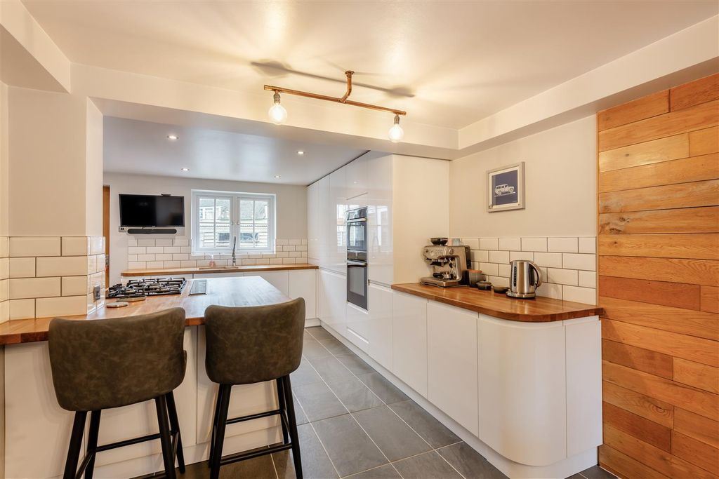 Property photo 2 of 16 8642844-Interior21.Jpg
