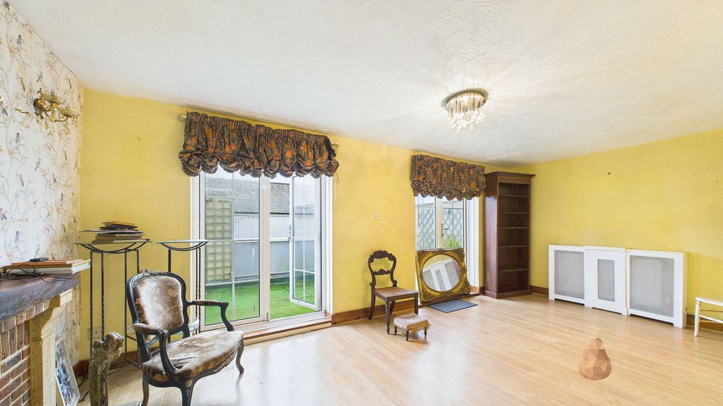 Property photo 2 of 21