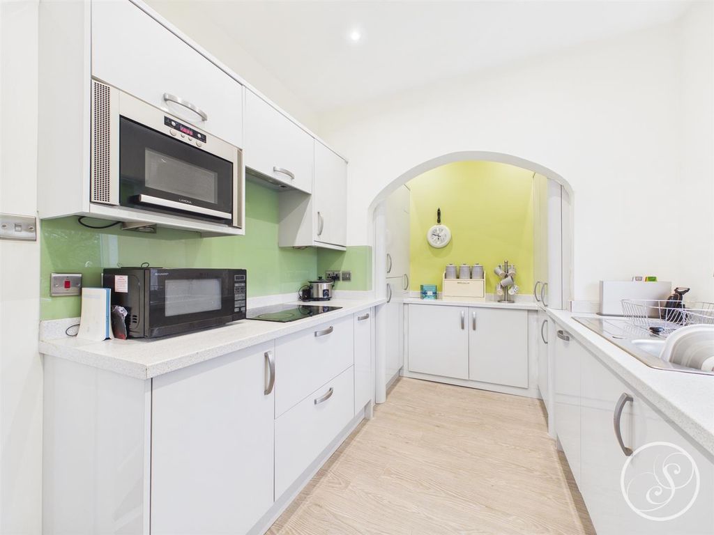 Property photo 3 of 17 Kitchen