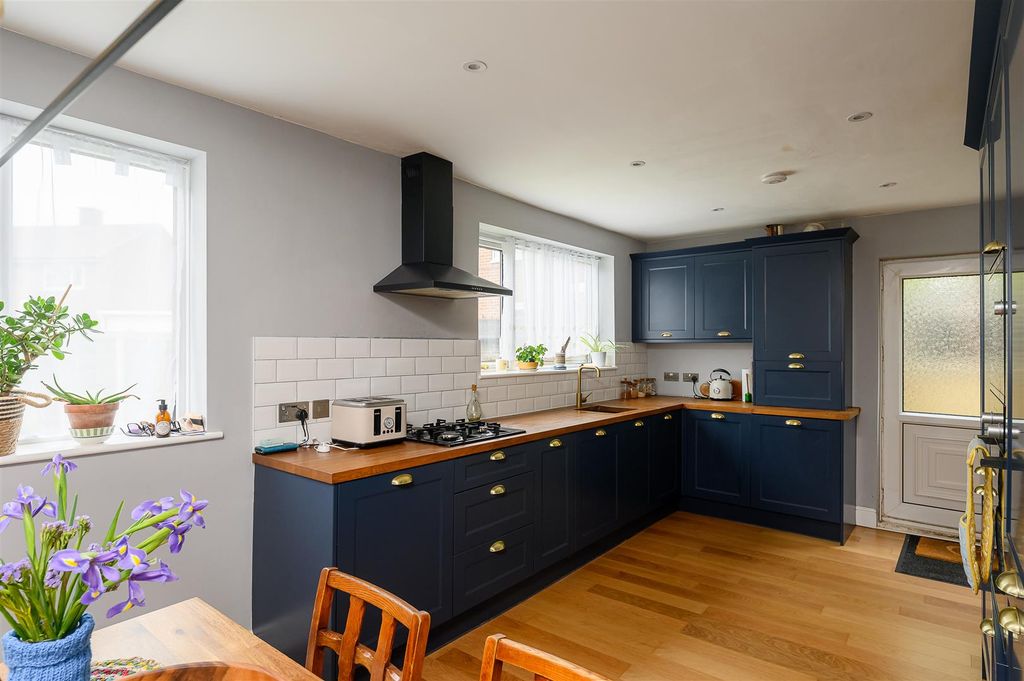 Property photo 3 of 11 Kitchen