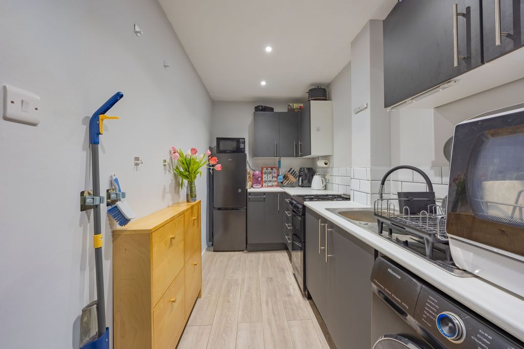 Property photo 3 of 10 Ewemove Taunton Kenwyn Close (2)