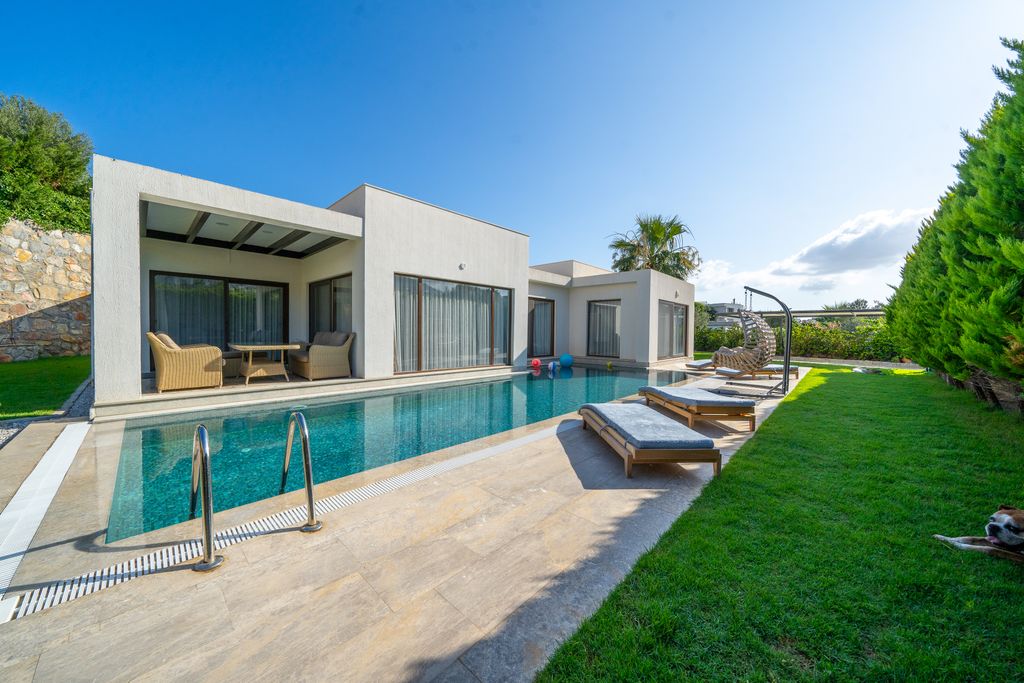 Property photo 1 of 27 An Immaculate Single-Level Villa For Sale - Main View Of The Villa And Private Pool