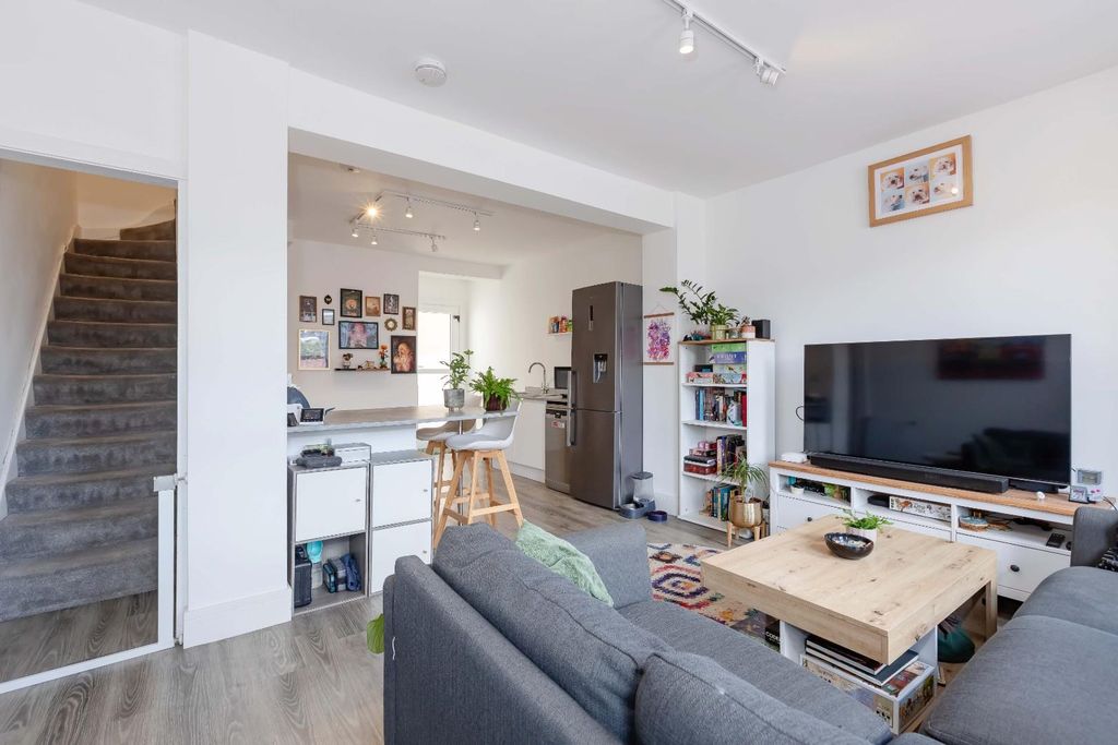 Property photo 2 of 20 Coombe Terrace_11.Jpg