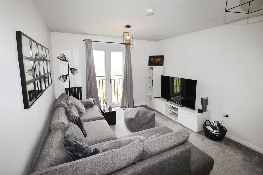 Property photo 3 of 12 Living Room/Kitchen