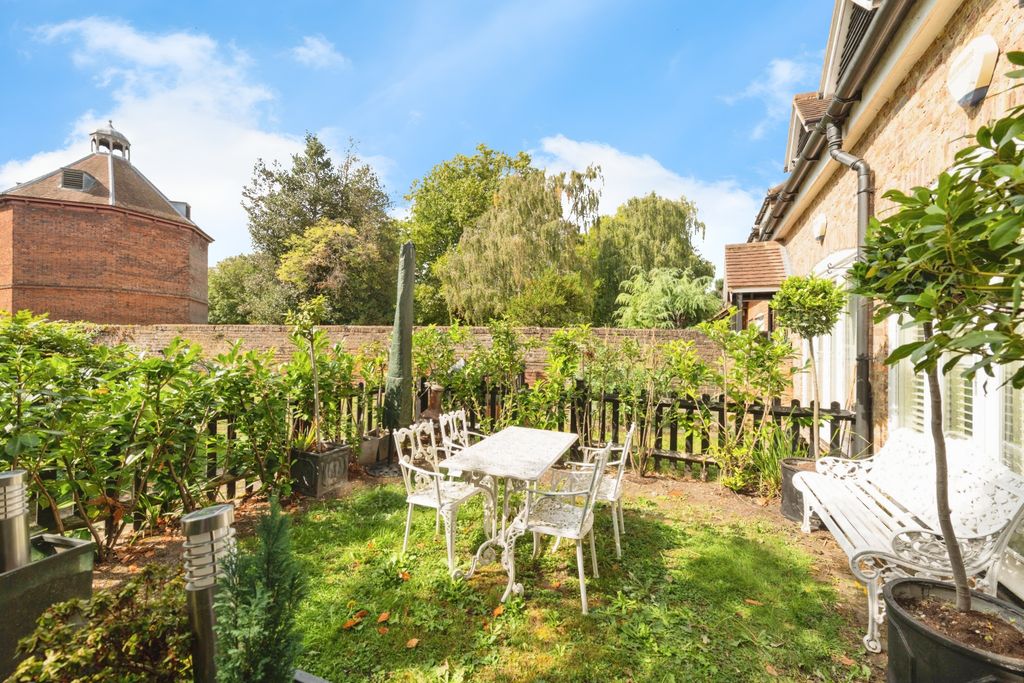 Property photo 2 of 25 Front Garden