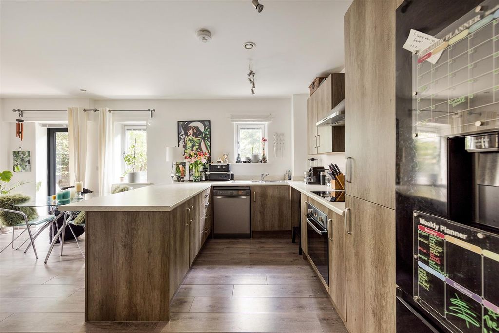 Property photo 3 of 28 Thornbury Way, E17