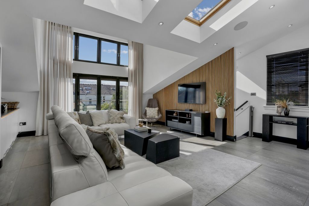 Property photo 2 of 31 88 Mossgiel Road (12)