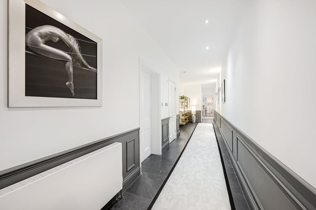 Property photo 3 of 14 Hallway