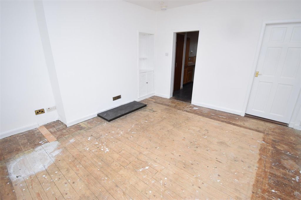 Property photo 3 of 15 Lounge