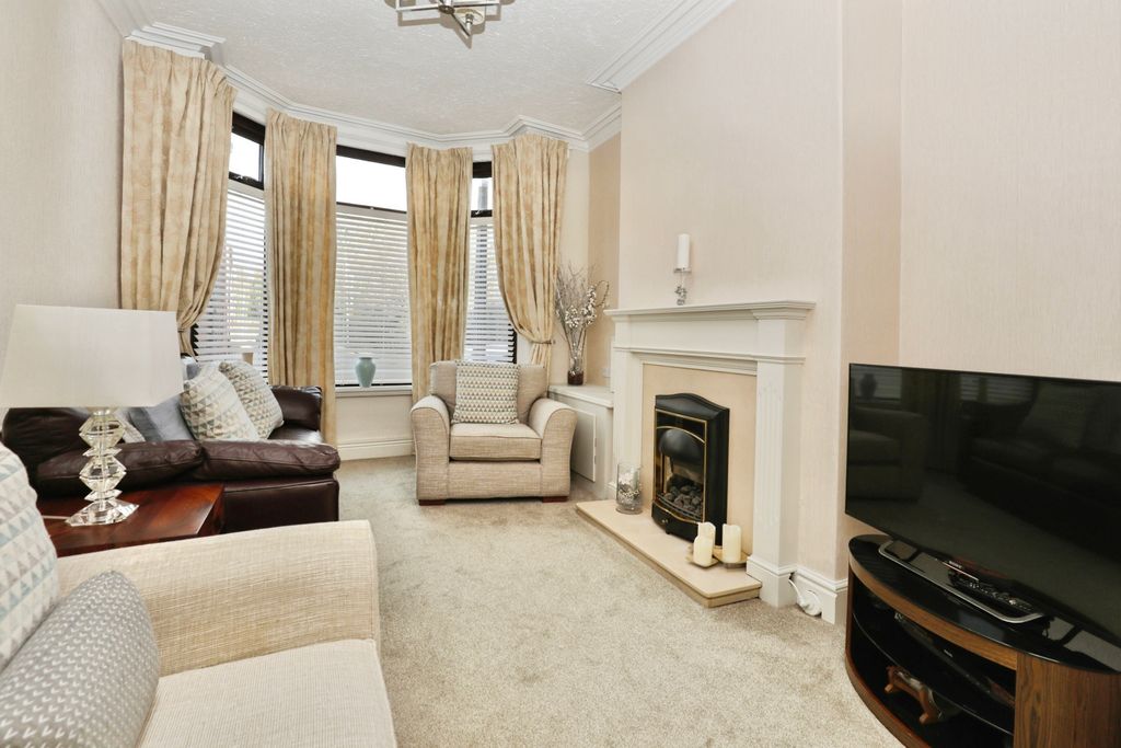 Property photo 2 of 15 Lounge