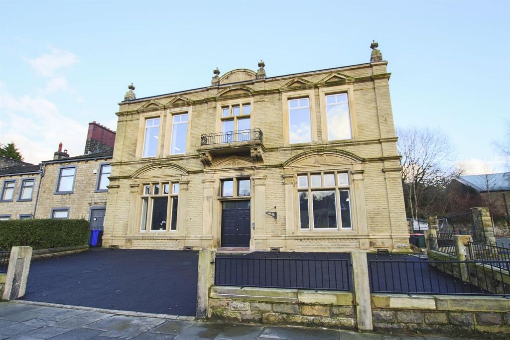 Property photo 2 of 23