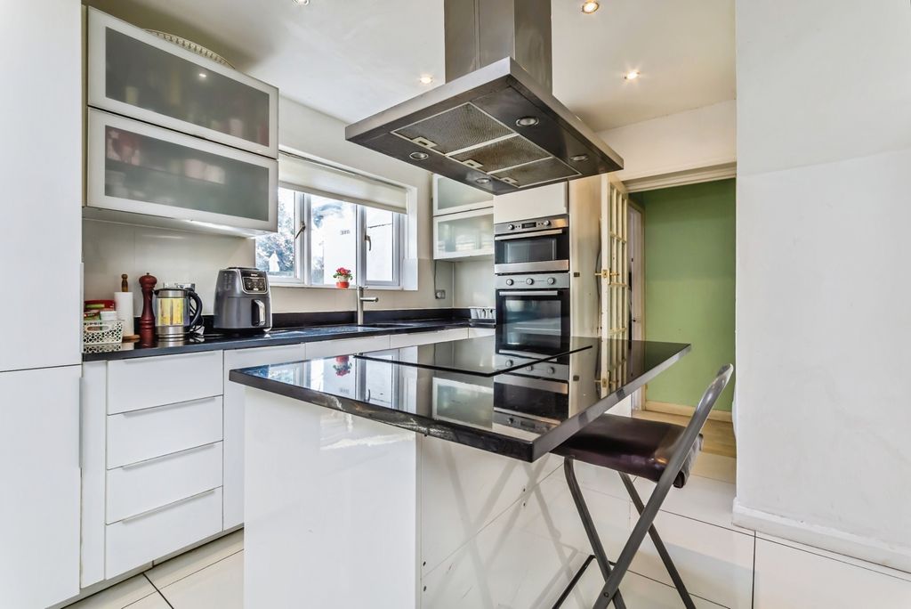 Property photo 2 of 17 Kitchen