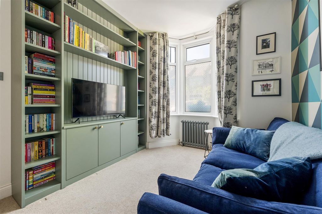 Property photo 2 of 38 Mansfield Road, E17