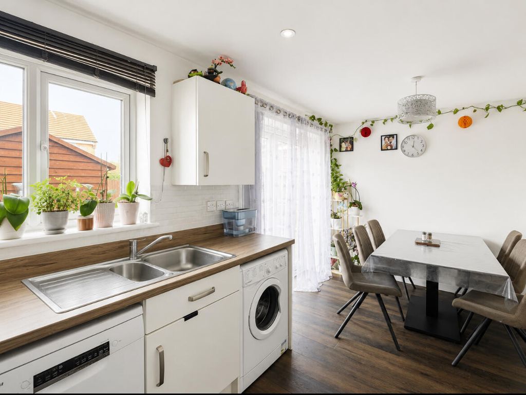 Property photo 3 of 10 Kitchen