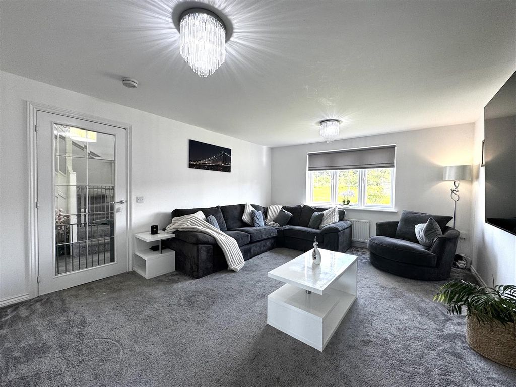 Property photo 2 of 25 Lounge