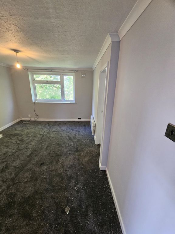 Property photo 3 of 7 Lounge2
