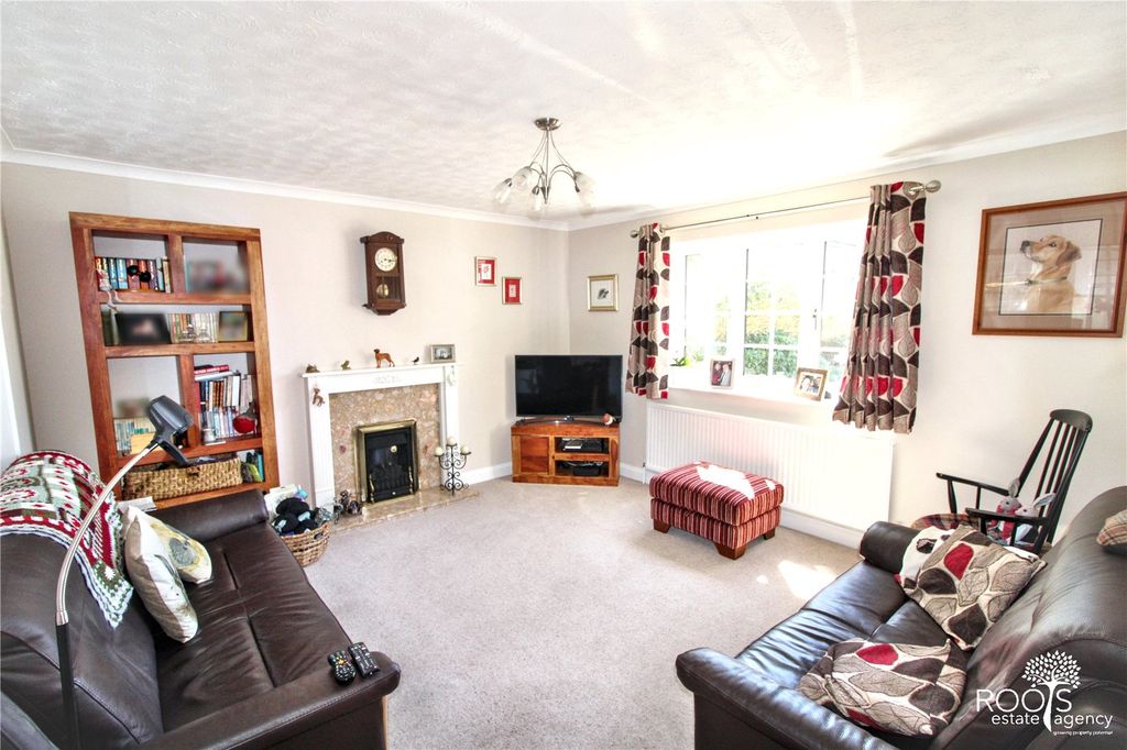 Property photo 3 of 14 Sitting Room