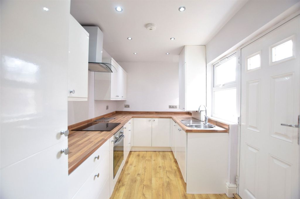 Property photo 1 of 7 Kitchen
