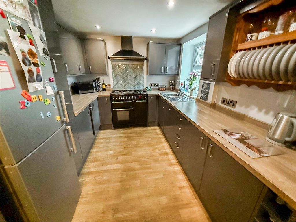 Property photo 3 of 18 Kitchen