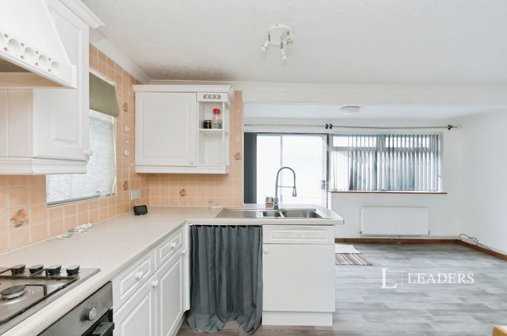 Property photo 3 of 10 Kitchen