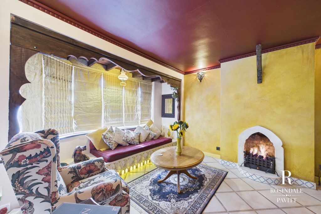 Property photo 1 of 34 Warm &amp; Cosy Lounge