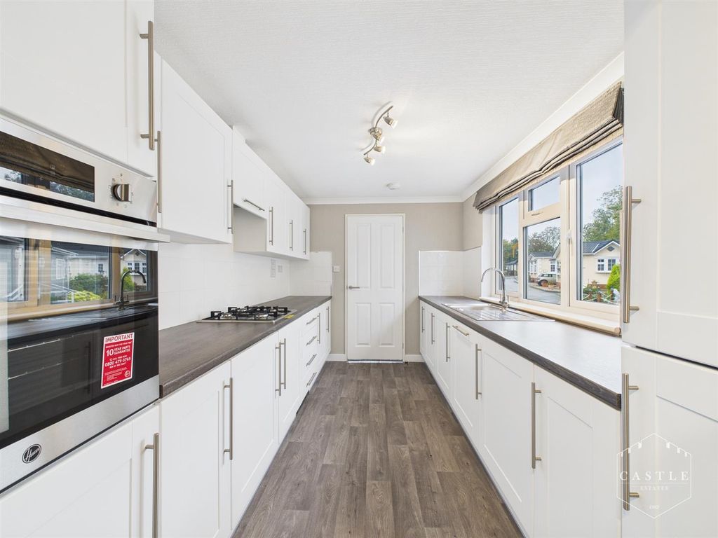 Property photo 3 of 18 Kitchen