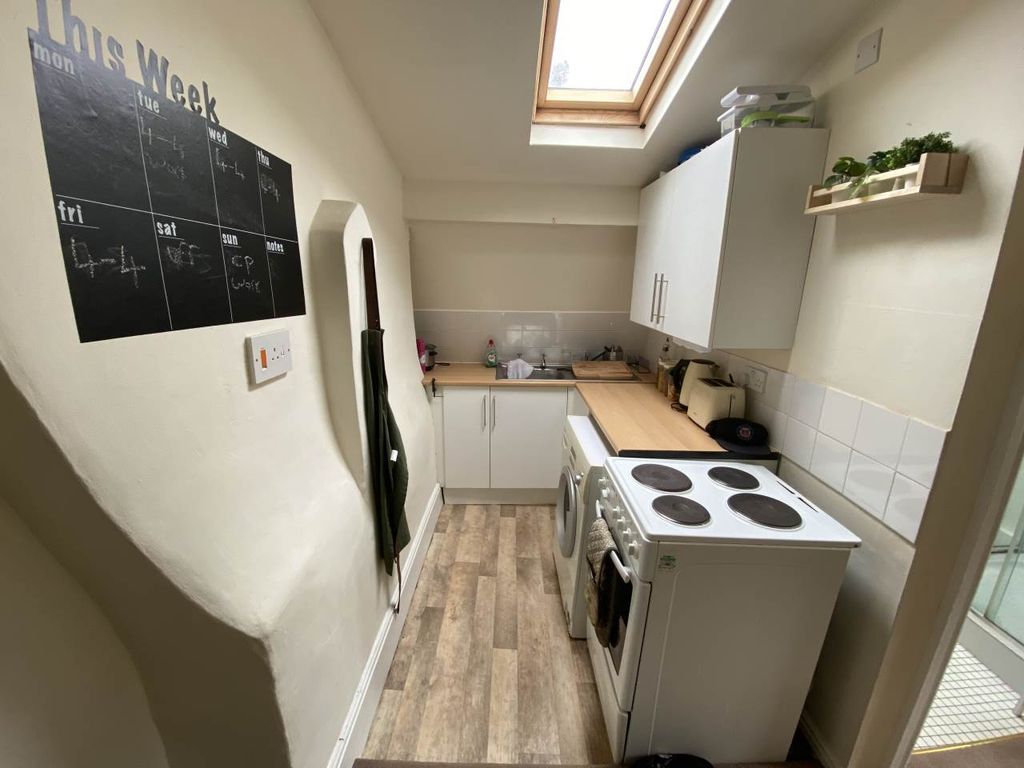 Property photo 2 of 6 Kitchen