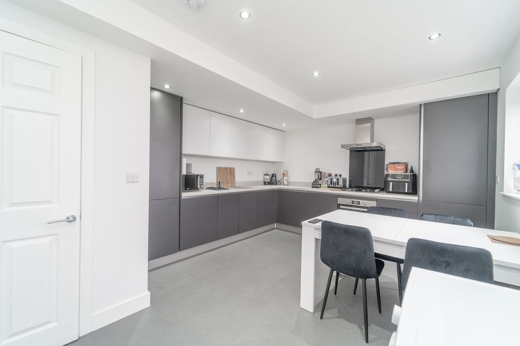 Property photo 3 of 18 Kitchen (Photo 1)