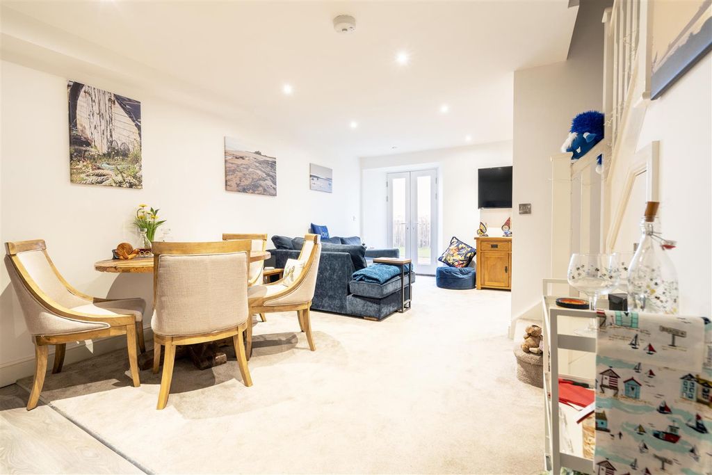 Property photo 3 of 11 Living Room