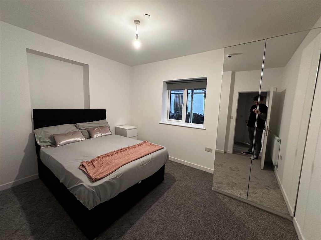 Property photo 2 of 11 Bedroom 1