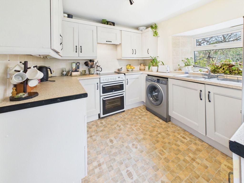 Property photo 3 of 15 Kitchen