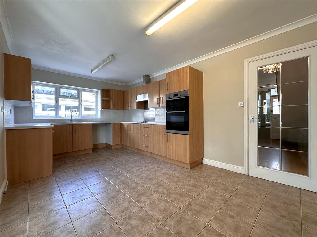 Property photo 2 of 24 Spacious Dining Kitchen 577